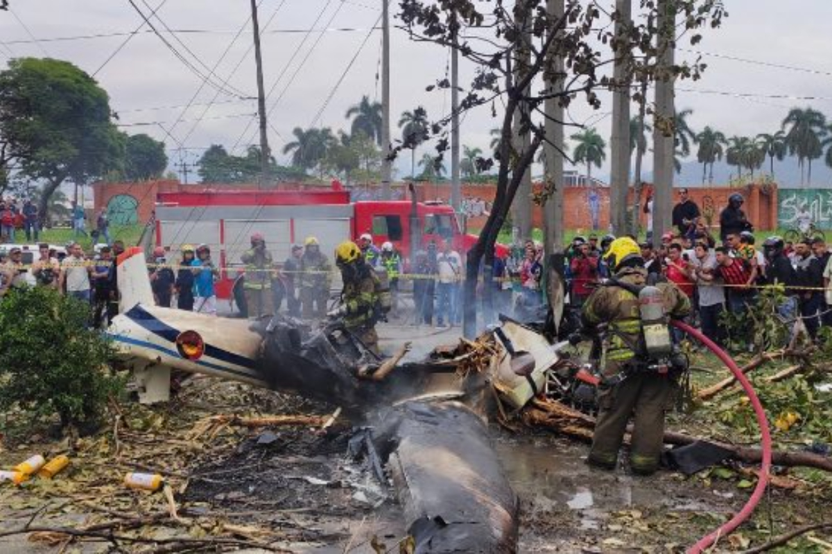 Testigo de la caída de avioneta en Cali dio detalles del accidente aéreo y dice que los tripulantes sacaron la mano pidiendo ayuda para su rescate. 