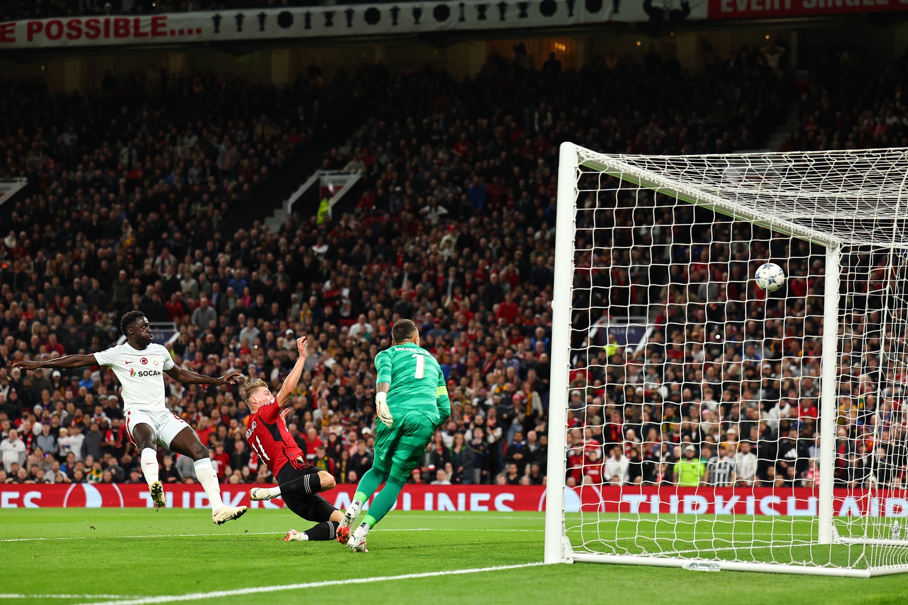 Dávinson Sánchez tuvo cierta responsabilidad en el gol del Manchester United contra el Galatasaray. 