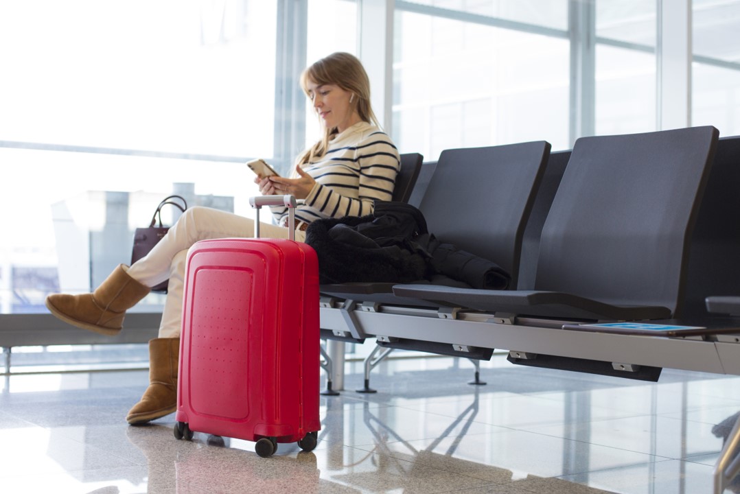 Unión Europea eliminó cobro de maleta de cabina en avión y defendió derechos de los viajeros.