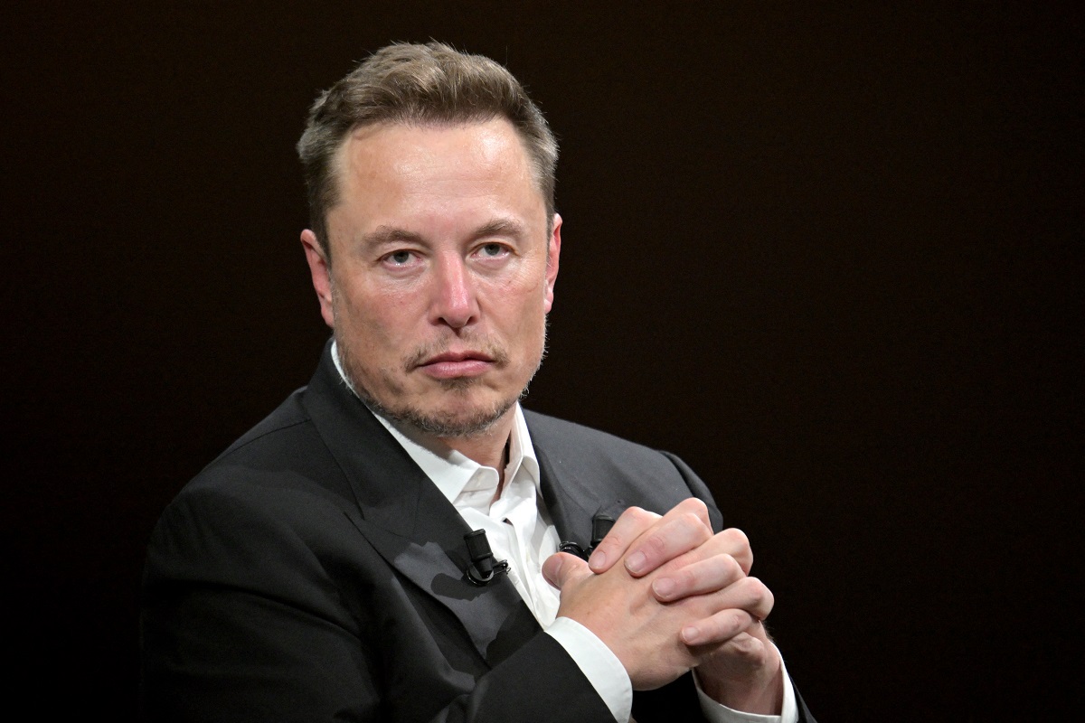 Elon Musk elimina titulares de artículos de prensa compartidos en X (Twitter)