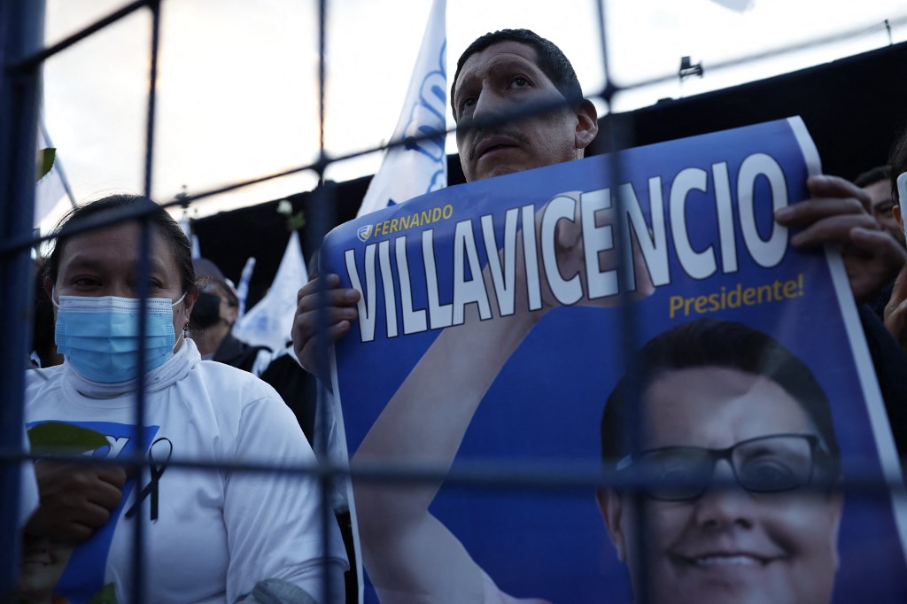 Seguidores del candidato Fernando Villavicencio, asesinado presuntamente por colombianos que fueron asesinados este viernes.