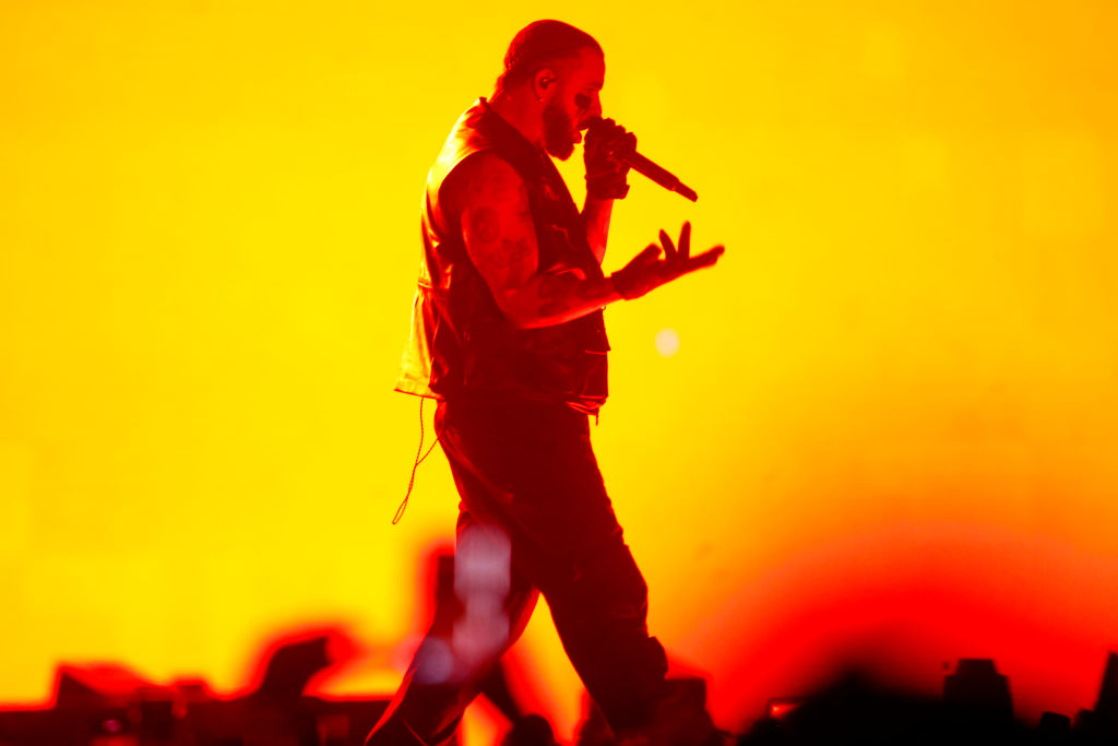 El rapero canadiense Drake sorprendido a sus seguidores con el anuncio de que se retirará de los escenarios al menos durante un año por problemas de salud.
