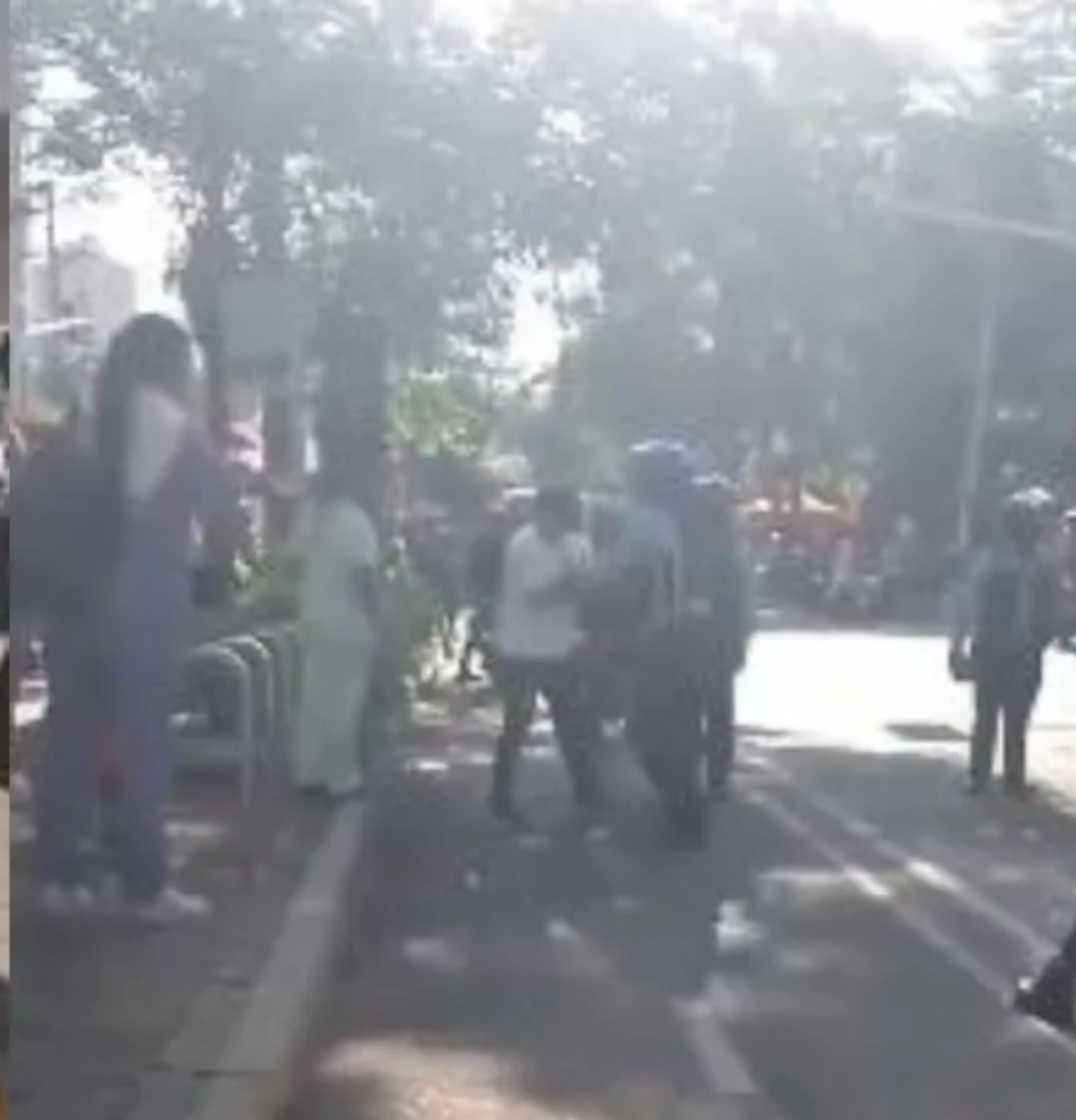 EN VIDEO: Motociclista atacó a agente de tránsito y a operario de grúa en Bello