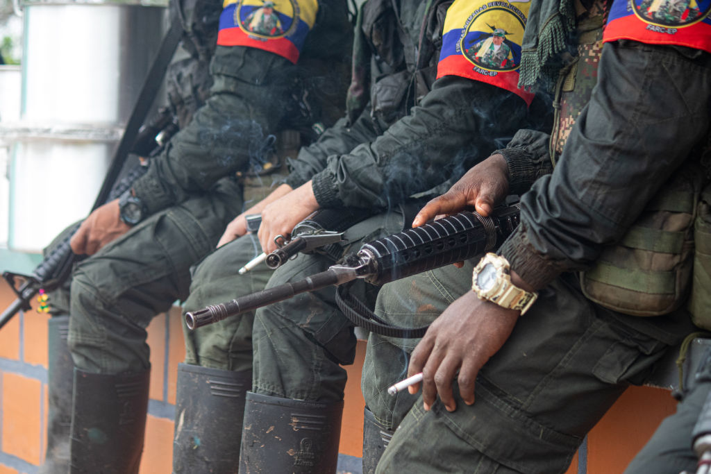 Disidencias de las Farc estarían defendiendo el multimillonario negocio de la cocaína en Colombia a punta de carros bombas.