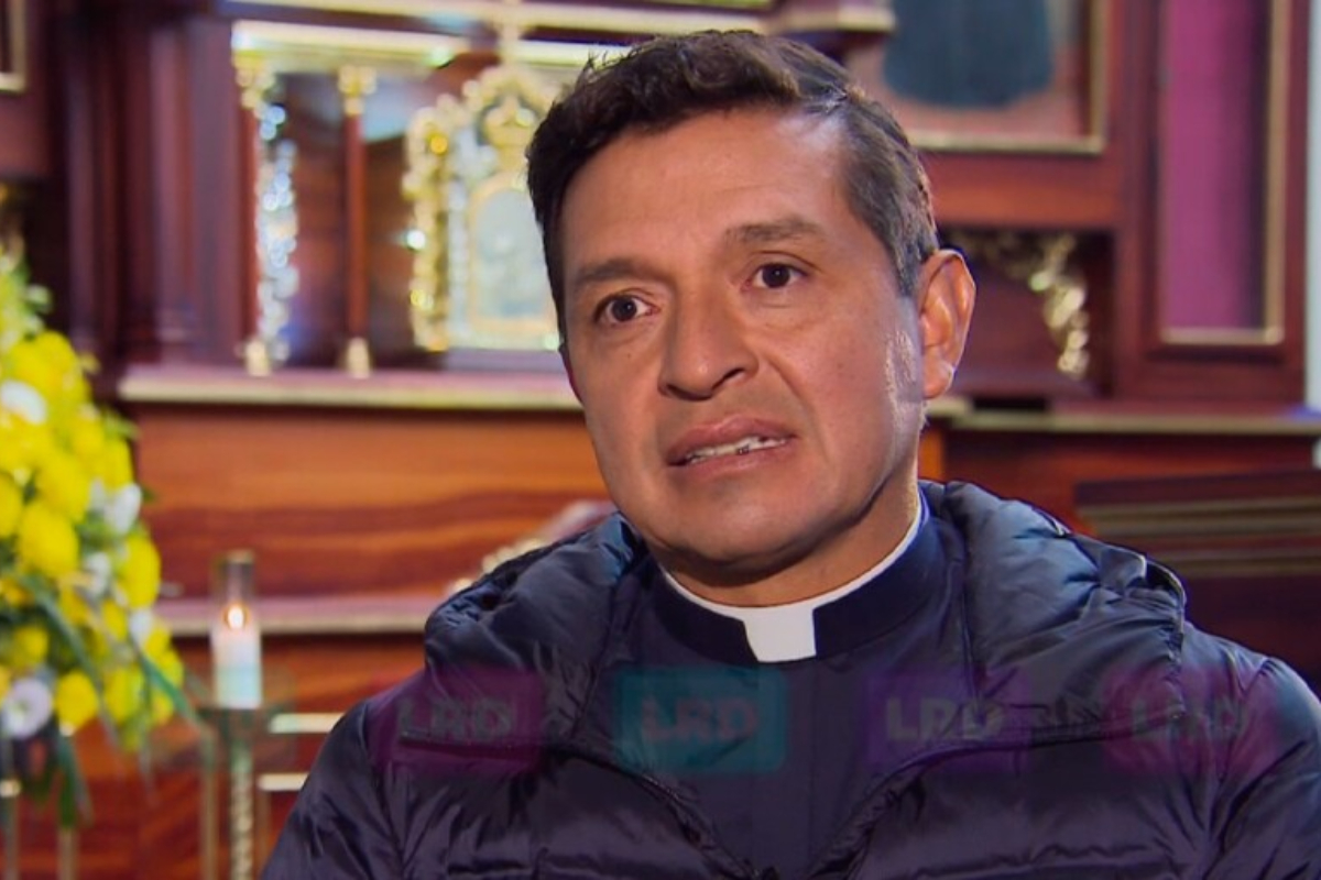 El padre 'Chucho' dice que podría quedarse atrapado en guerra de Israel, en la que se encuentra con otros 100 colombianos peregrinos. 