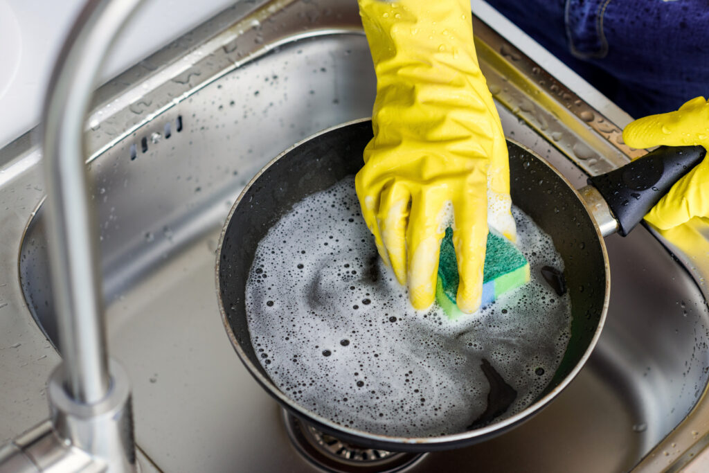 Cómo lavar las ollas y sartenes luego de usarlas. Foto: Getty.