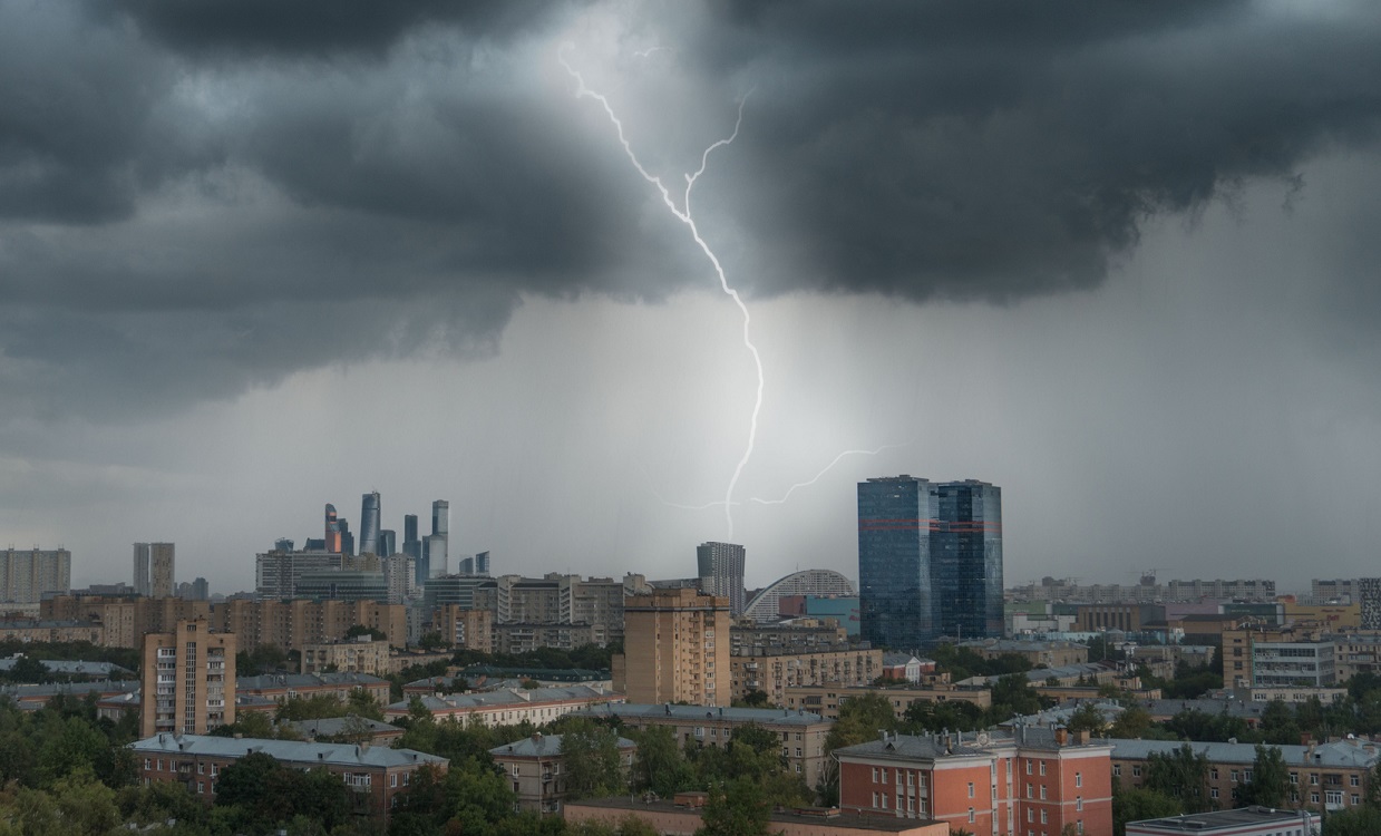 Imagen ilustrativa de una tormenta eléctrica como la que cayó en Bogotá la noche de este lunes 9 de octubre de 2023.