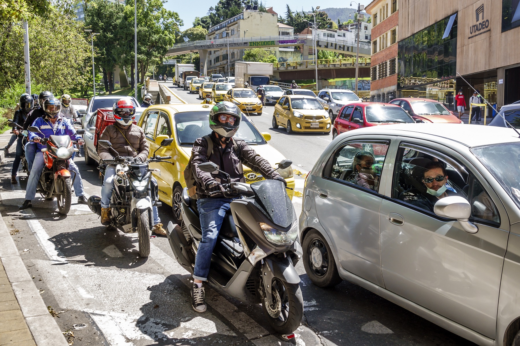 Consecuencias para las motos que zigzaguean entre los carros: accidentes y multas. 
