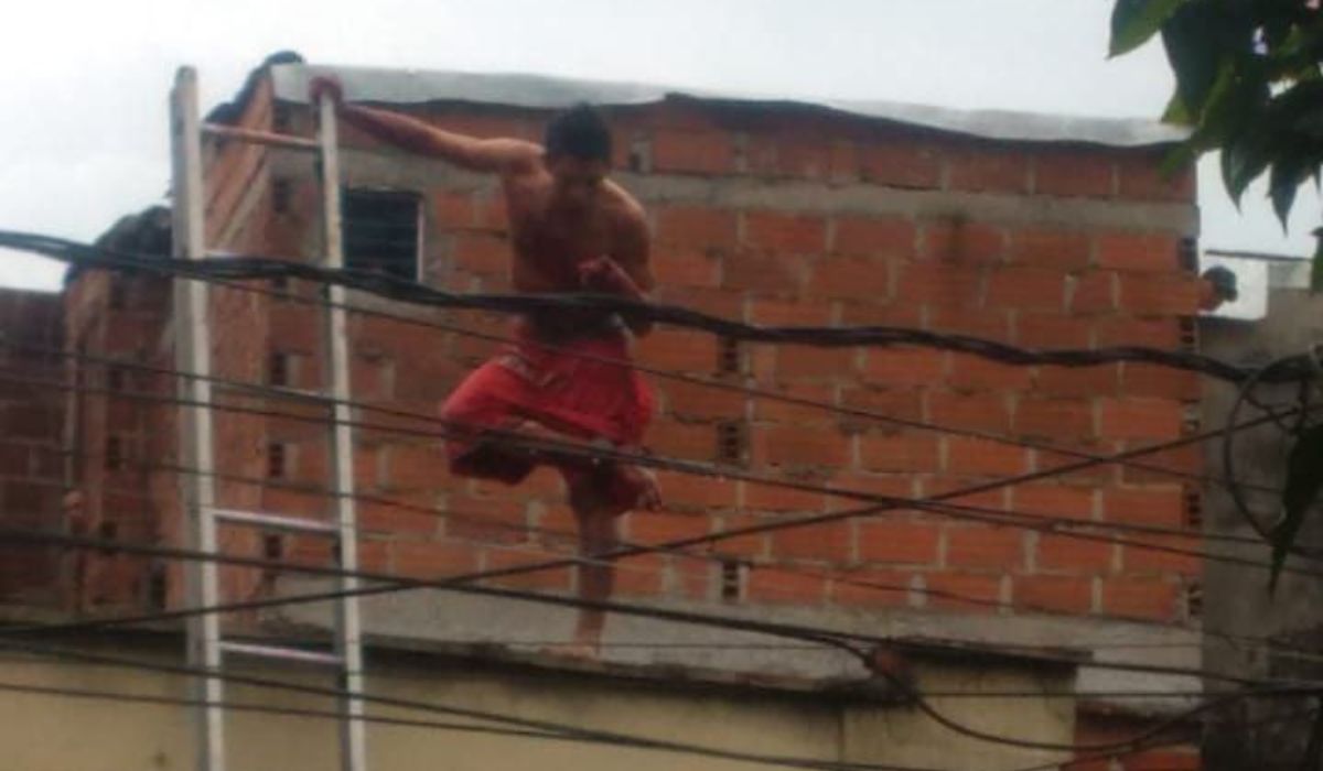Medellín: rescatan a hombre que estaba atrapado y a punto de caer de una terraza
