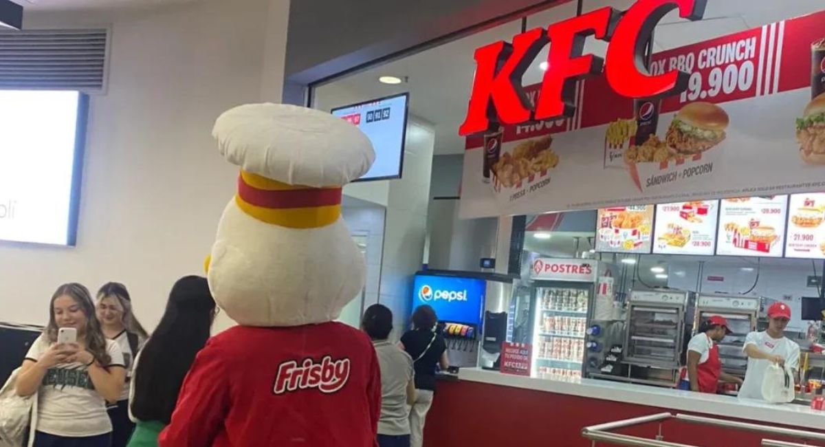 El pollo de Frisby repartió volantes publicitarias frente a su más directo competidor en Colombia: KFC, y se viralizó en redes sociales.
