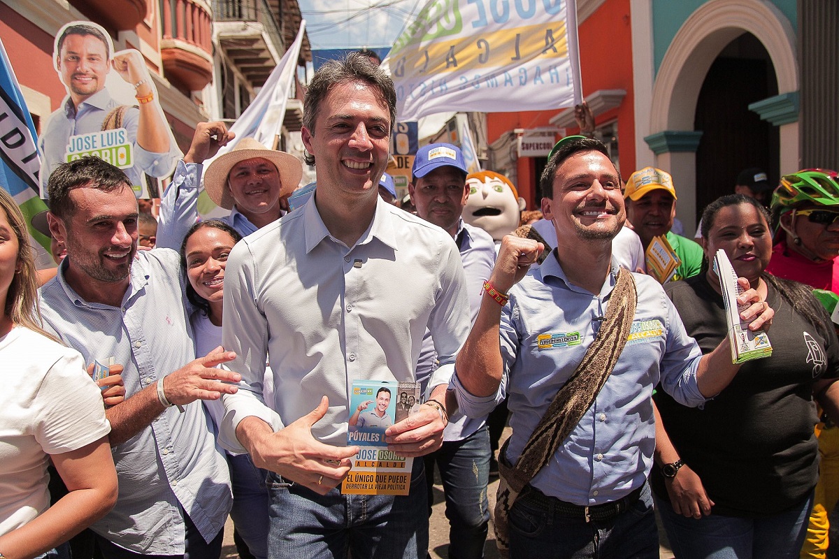 Daniel Quintero Calle, haciendo campaña en Cartagena, donde fue confrontado por un contradictor.