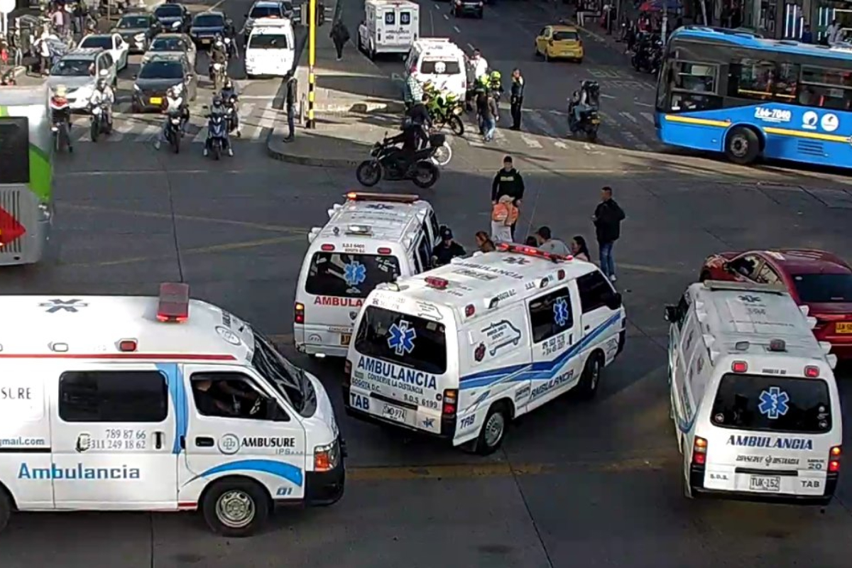 Conductor de la ambulancia en Bogotá admitió que hay guerra del centavo entre estos vehículos en la capital. Les pagan entre 30.000 y 50.000 por paciente. 