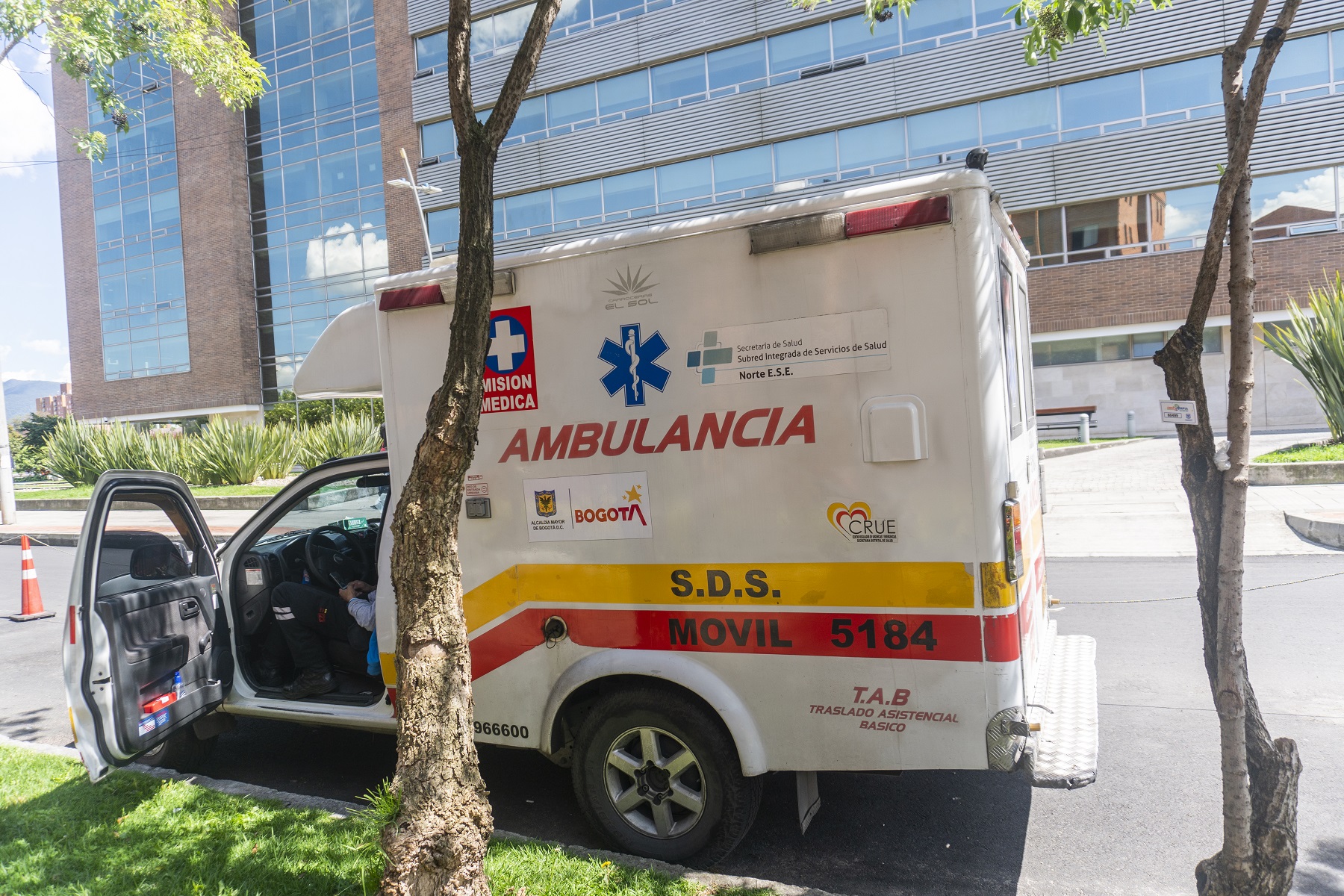 Trabajadores de ambulancias en Colombia no tienen un salario fijo.