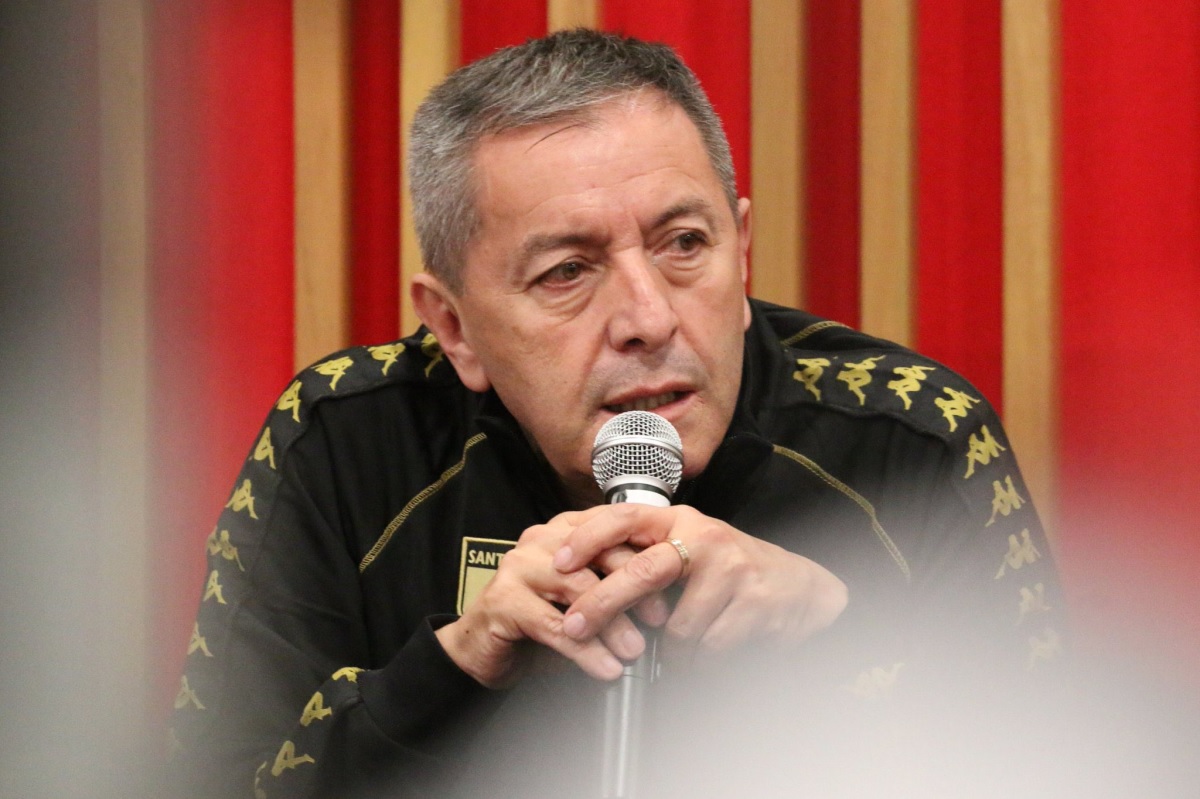 Eduardo Méndez, presidente de Independiente Santa Fe, le contestó a los hinchas que piden su renuncia.