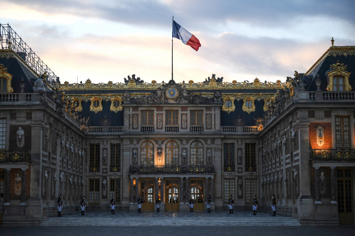 Evacúan el Palacio de Versalles en Francia por amenaza de bomba. En el país hay pánico por el atentado terrorista del viernes pasado en Arras. 