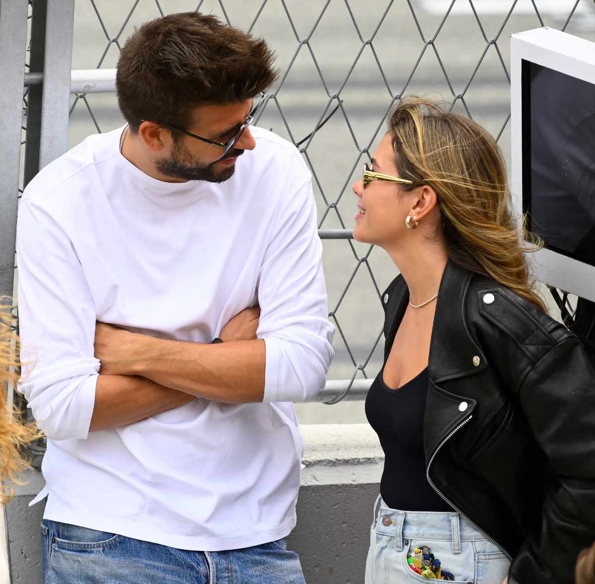 Foto de Gerard Piqué y Clara Chía, en nota de que el español fue a bar con su novia y, furioso, hizo exigencia sobre Shakira