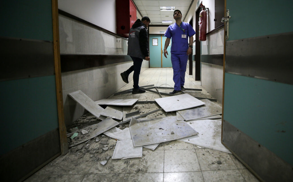 Doctores en los pasillos de un hospital de la Franja de Gaza afectado por un bombardeo.