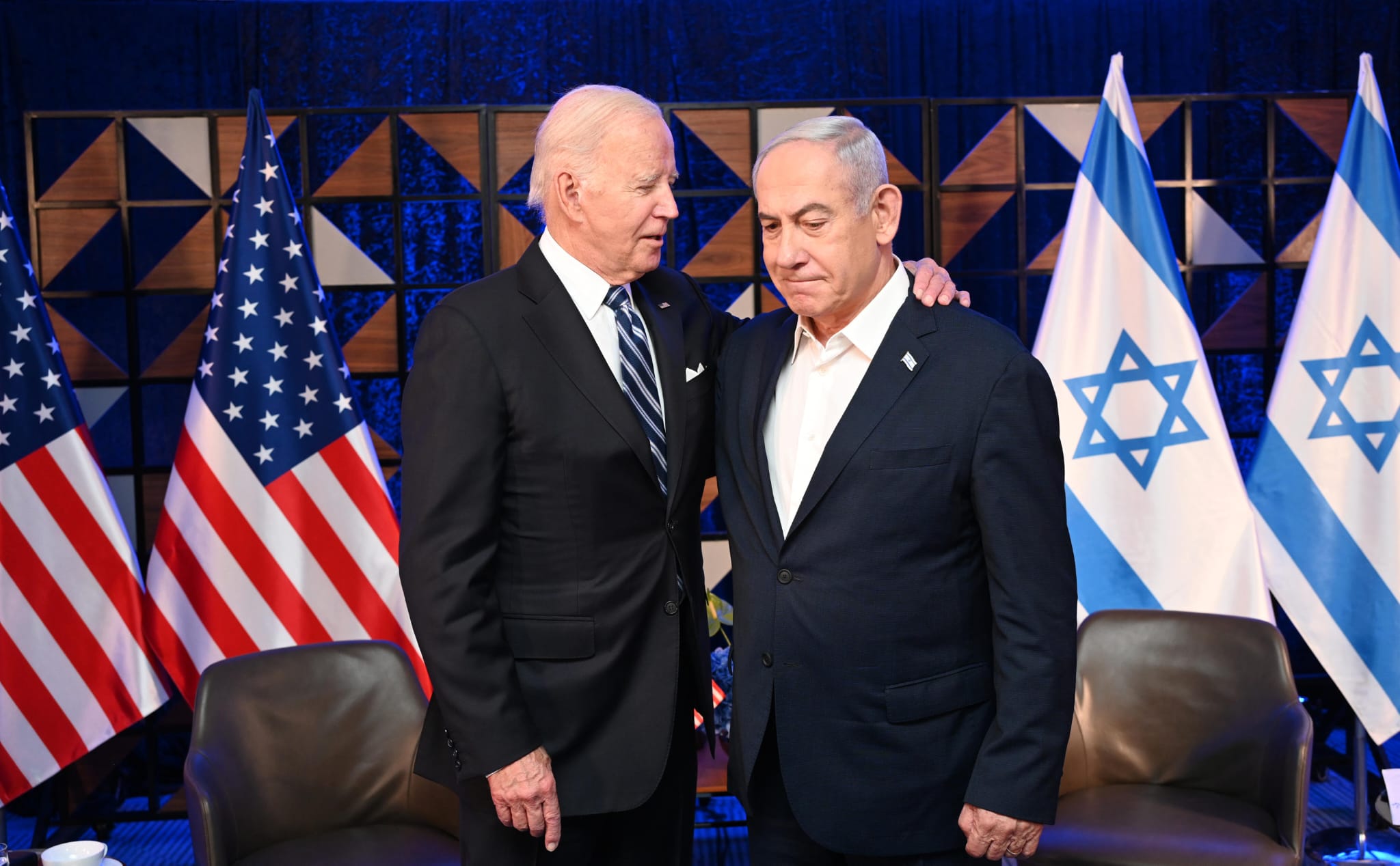 El presidente estadounidense Joe Biden se encuentra con el primer ministro israelí Benjamín Netanyahu en su viaje a Israel.