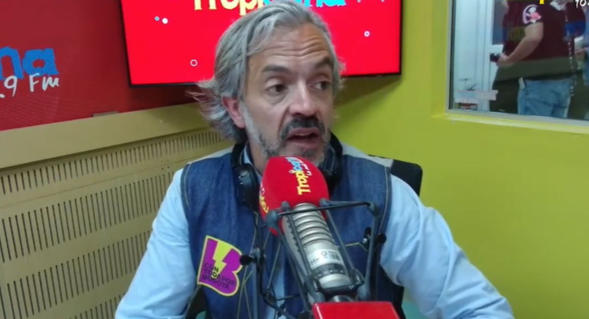 Juan Daniel Oviedo, candidato a la Alcaldía de Bogotá, le contestó con chiste a un irrespetuoso oyente de Tropicana que lo criticó por ser homosexual.
