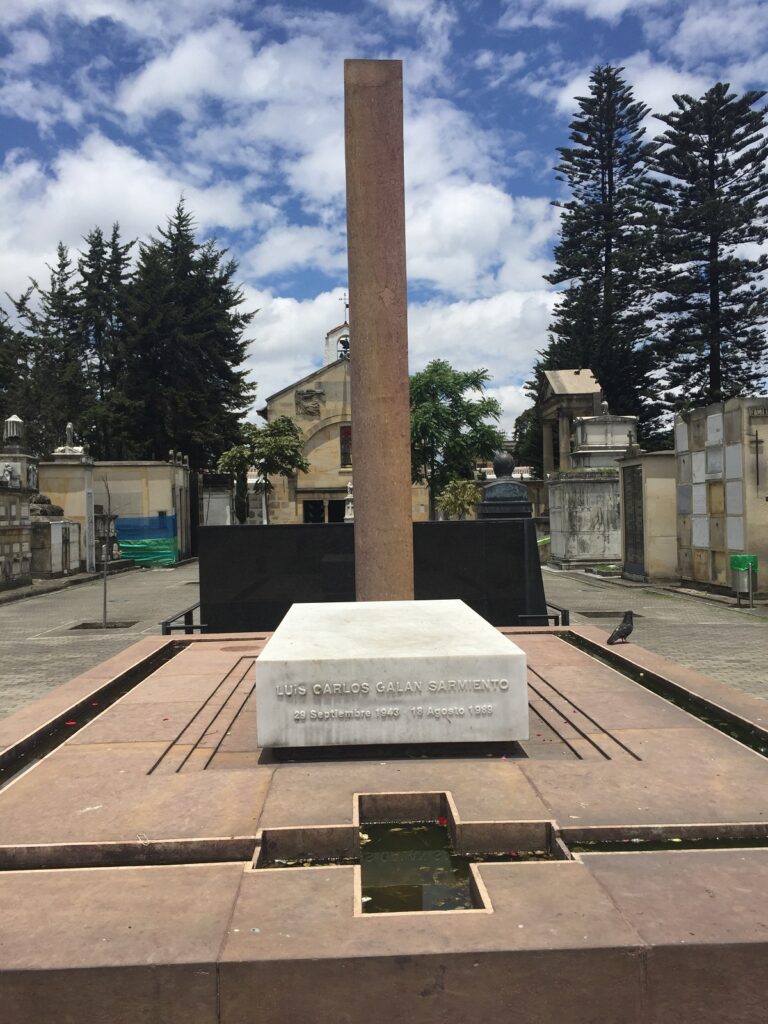 Tumba de Luis Carlos Galán en el Cementerio Central de Bogotá / JD Villalobos, vía Wikipedia.
