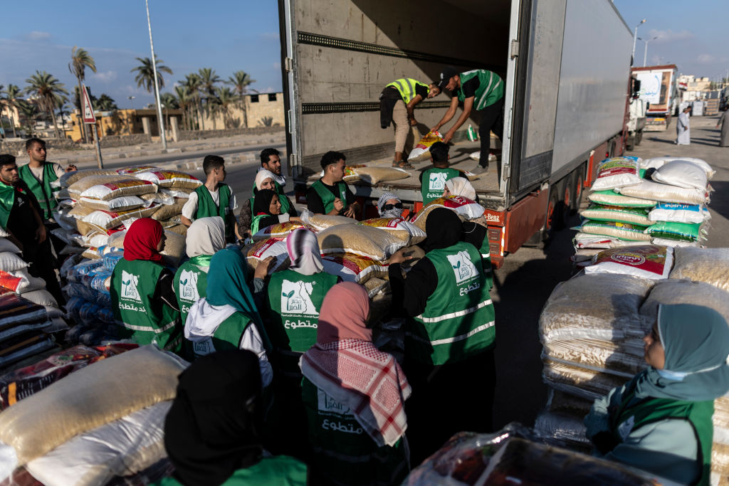 Voluntarios ordenan la ayuda humanitaria para la Franja de Gaza.