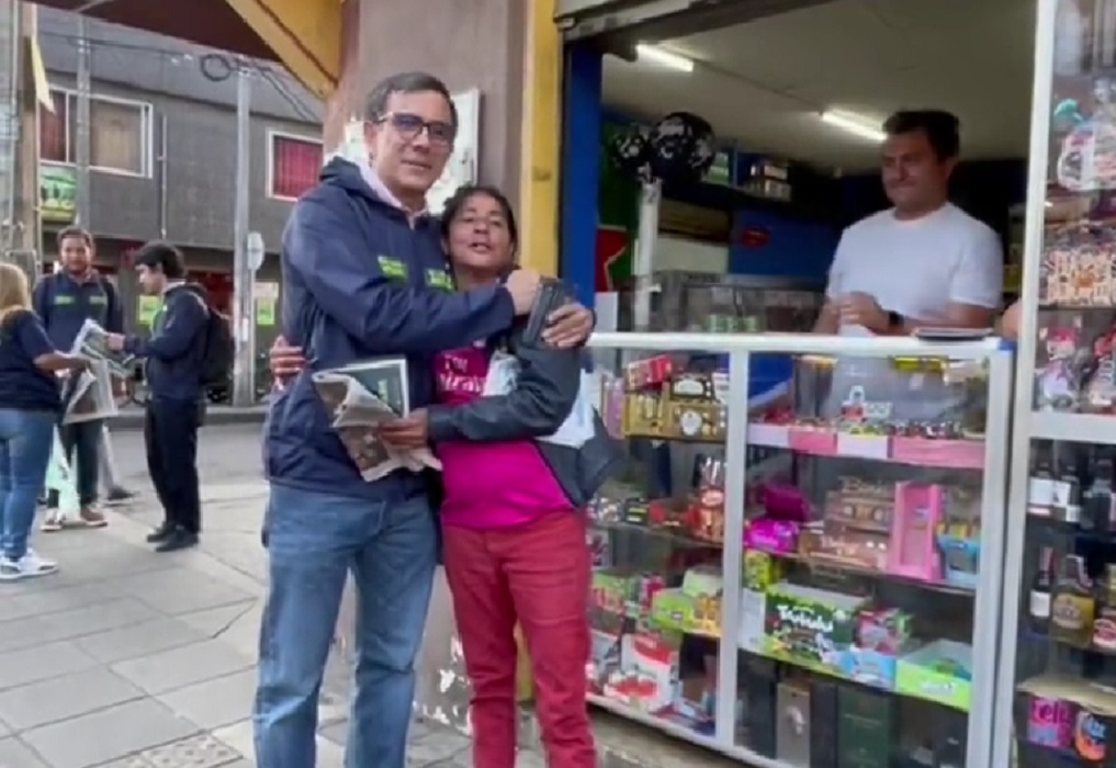 El exgeneral Jorge Luis Vargas, candidato a la Alcaldía de Bogotá, junto a mujer que le cogió la cola.