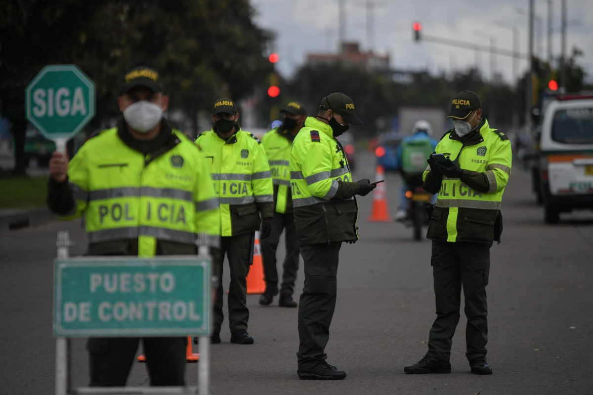 Señalan a policías de asesinar a un hombre y matar a otro por no parar en retén. Familiares dicen que los atacaron injustificadamente en confusos hechos. 