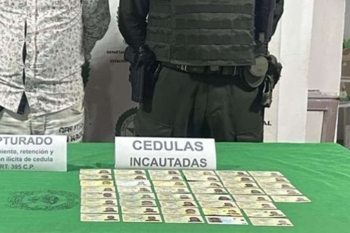 Pillan a hombre con 45 cédulas en su poder con las que pretendía comprar votos. La Policía Nacional lo capturó en una vía entre Chocó y Risaralda. 
