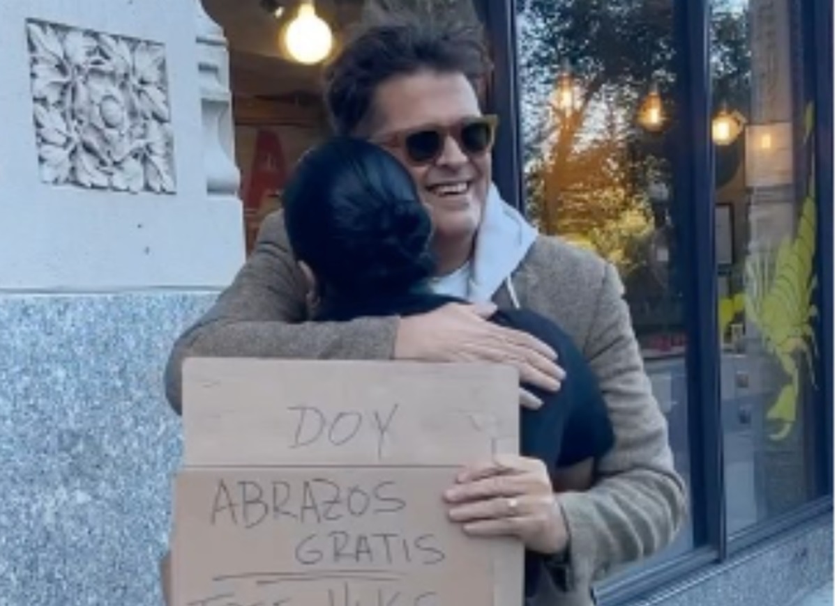 Carlos Vives regaló abrazos en las calles Boston, EE. UU. y así le fue