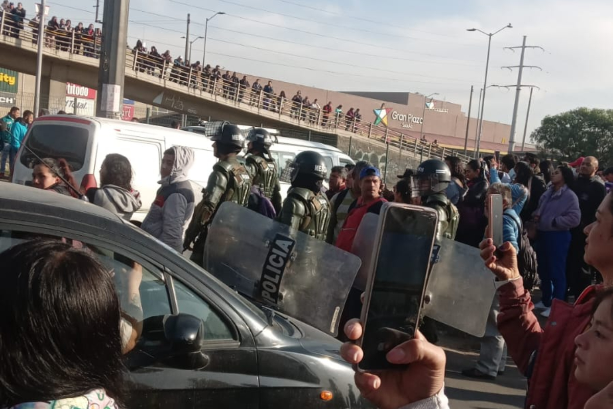 Caos en Soacha por el paro de taxistas: 9 buses de Transmilenio han sido vandalizados y los manifestantes agreden a los que vayan hacia Bogotá. 
