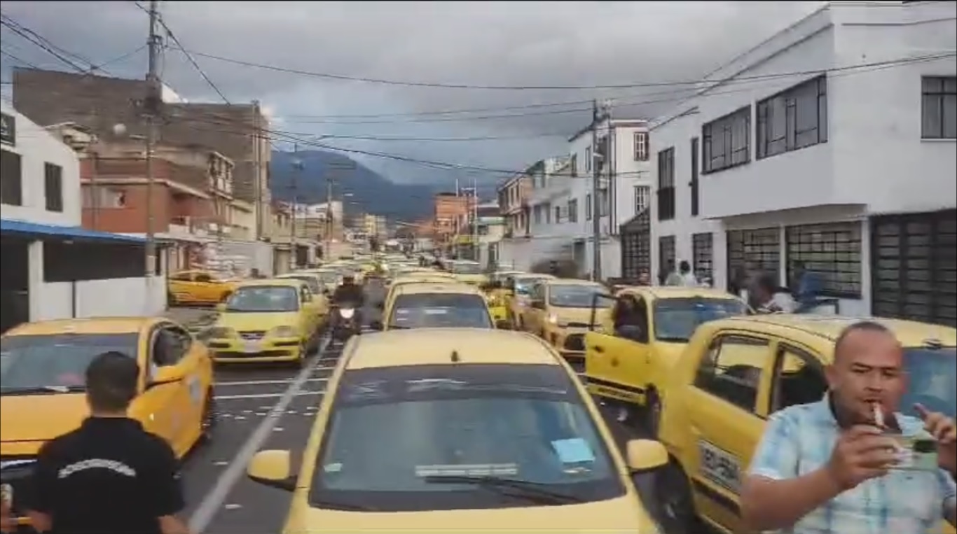 Taxistas volvieron a bloquear calles de Bogotá la noche de este miércoles 25 de octubre.