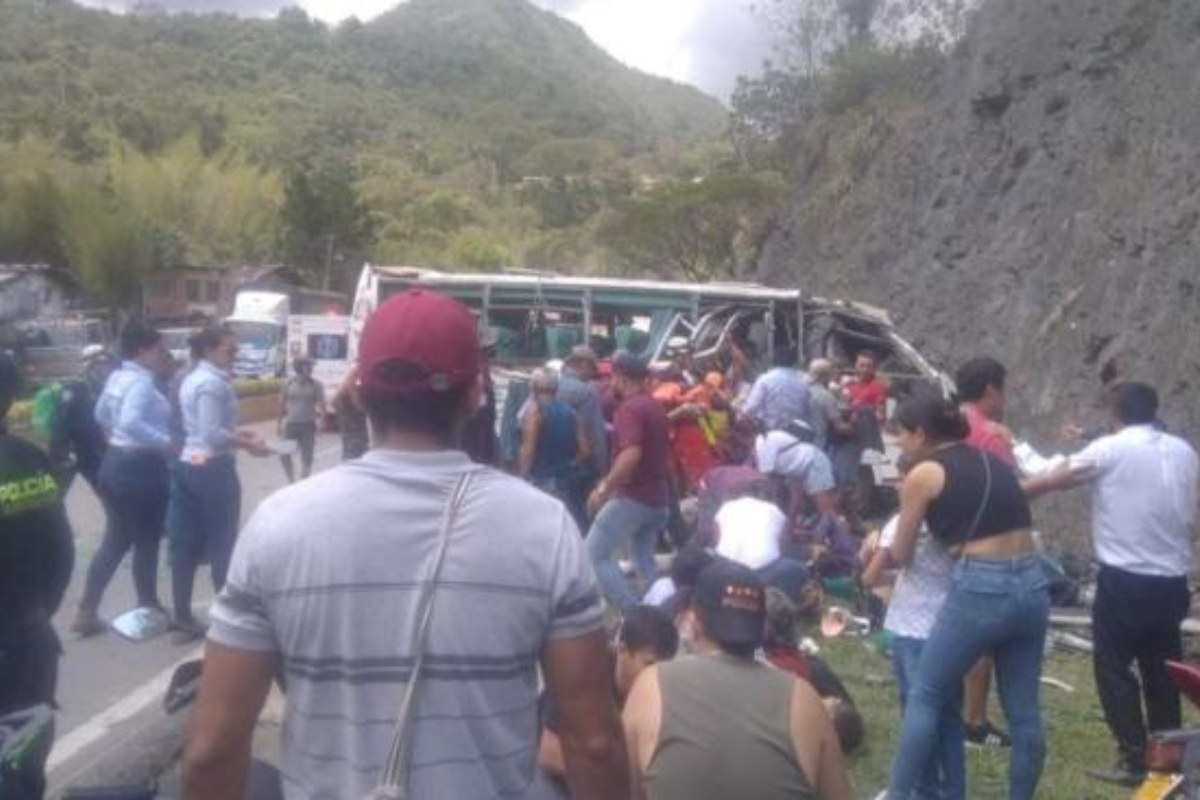 Filtran angustiante audio del accidente de un bus en la vía Bogotá-La Vega. El vehículo se volcó y dio varias volteretas en la carretera. 