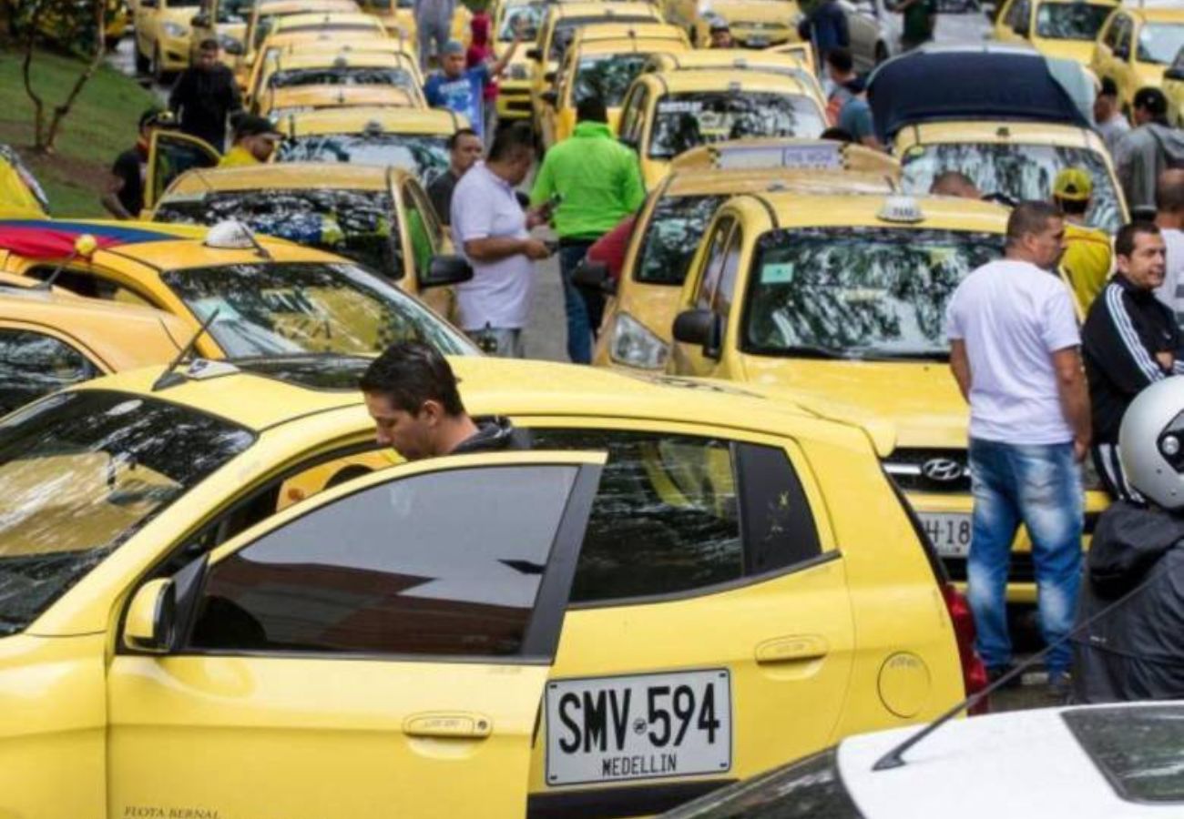 Taxistas de Bogotá continuarán en paro hasta que se reúnan con la alcaldesa Claudia López. Piden que sean escuchabas sus demandas y las solucionen.