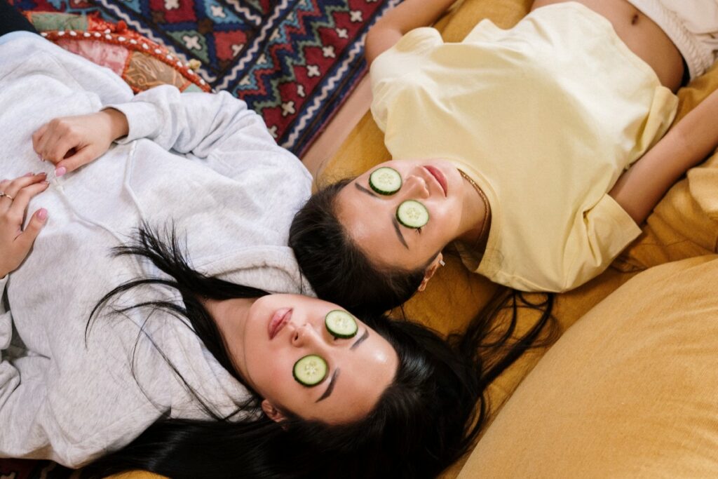 Coloque dos rodajas de pepino en sus ojos y párpados y déjalas reposar durante al menos 20 minutos. / Getty Images