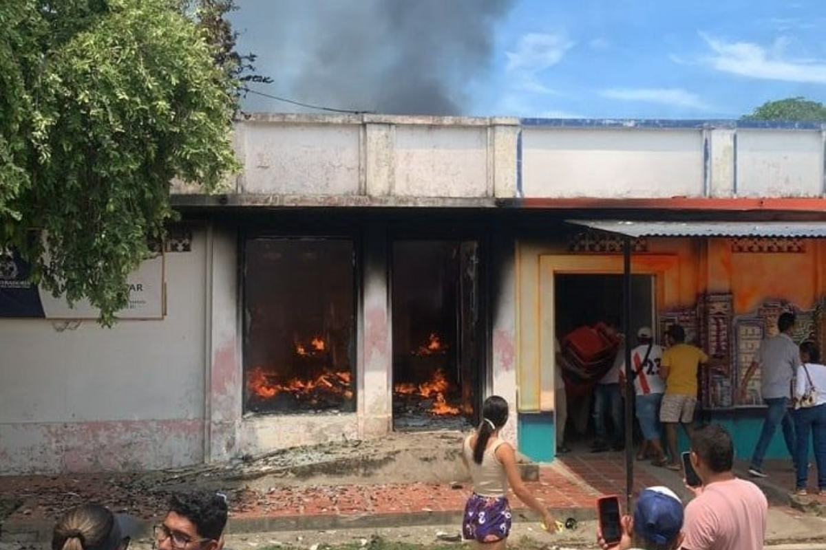 3 funcionarios de la Registraduría quedaron heridos en la sede de la entidad ubicada en el municipio de Gamarra, César. El local quedó incinerado. 