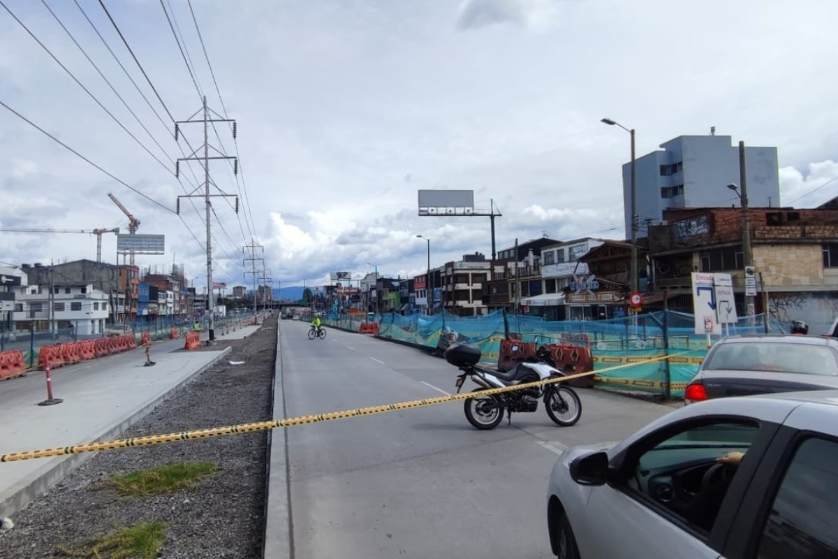 Una ruptura de tubería que produjo una fuga de gas afectó a los votantes en Bogotá. Varias rutas de Transmilenio están retrasadas. 