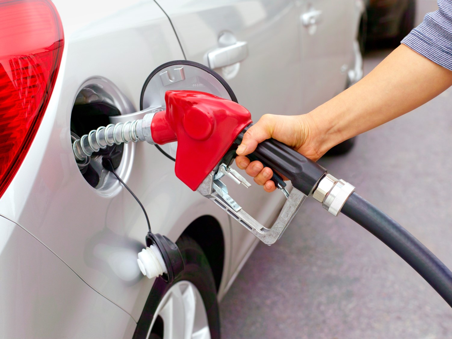 Gasolina hoy: precios de los combustibles podrían bajar en Colombia para estratos 1, 2 y 3 y con salario inferior a 3 millones de pesos.