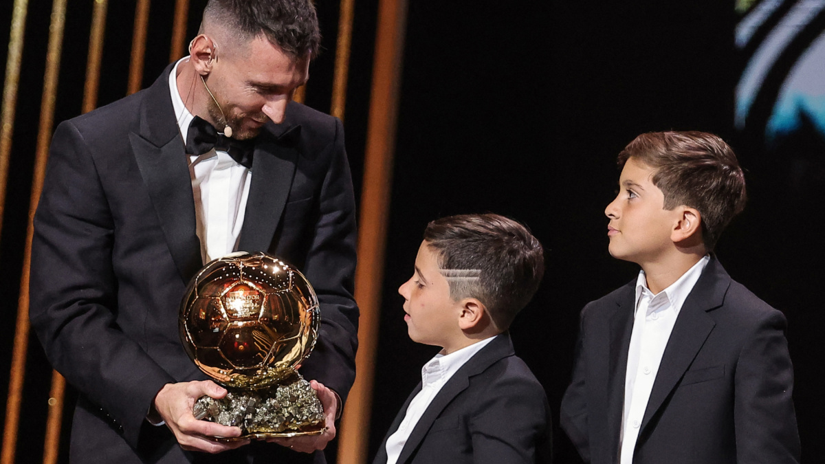 El tierno momento de Lionel Messi y su hijo Mateo en la entrega del Balón de Oro.