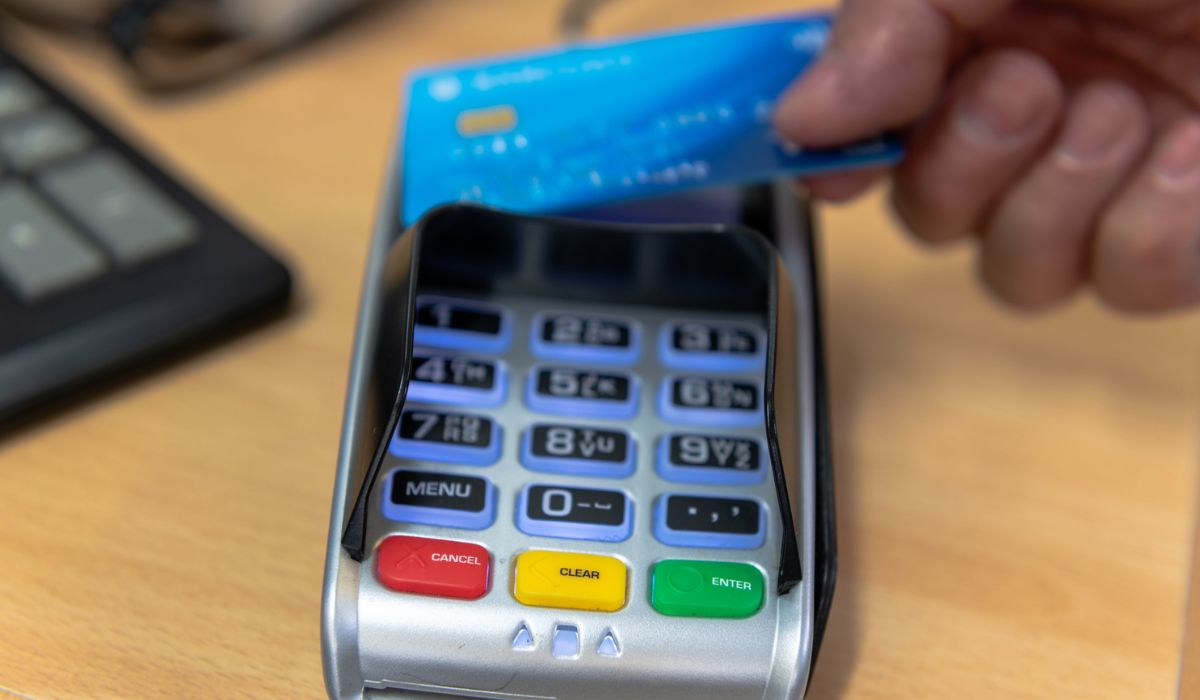 Comprar con tarjeta de crédito será más económico en noviembre por tasa de usura