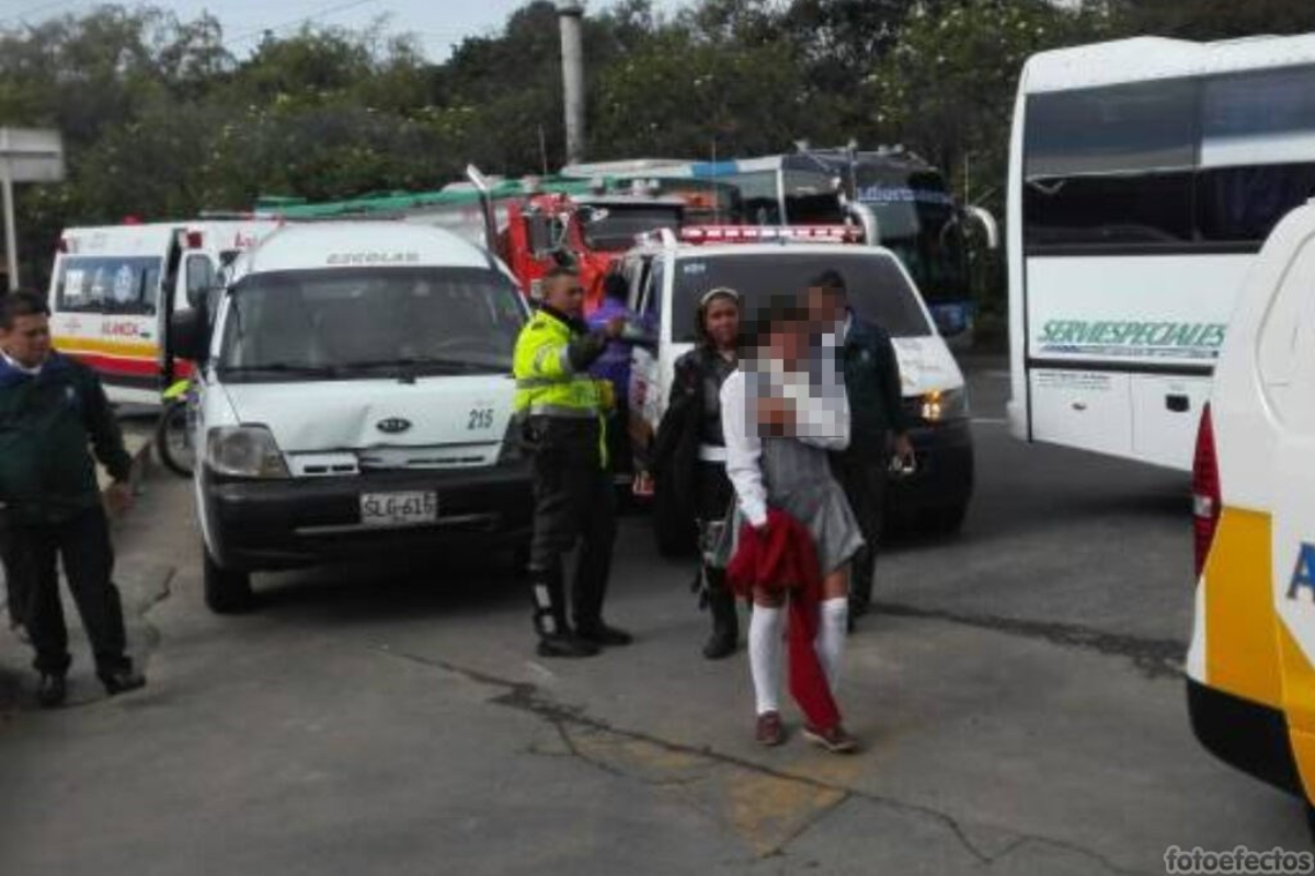 Grave accidente en Bogotá. Ruta escolar se estrelló contra bus y ocasionó un enorme trancón en la ciudad. Hay ambulancias para atender la situación. 