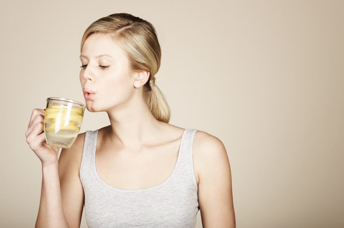 Tomar agua tibia con limón en ayunas es una práctica común para muchas personas debido a los posibles beneficios que se le atribuyen.