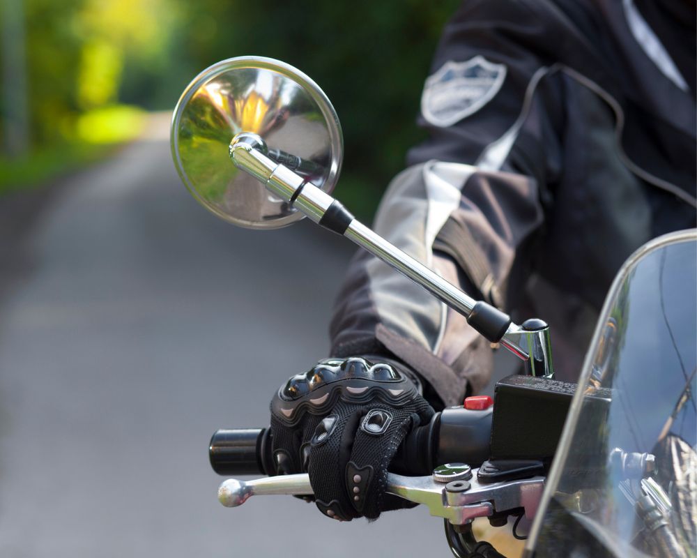 Cómo frenar una moto: tips y recomendaciones para hacerlo de manera adecuada y así evitar accidentes en la carretera.