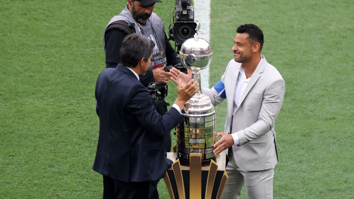 Jorge Bermúdez robó pantalla en final de Copa Libertadores para mostrar trofeo a hinchas.