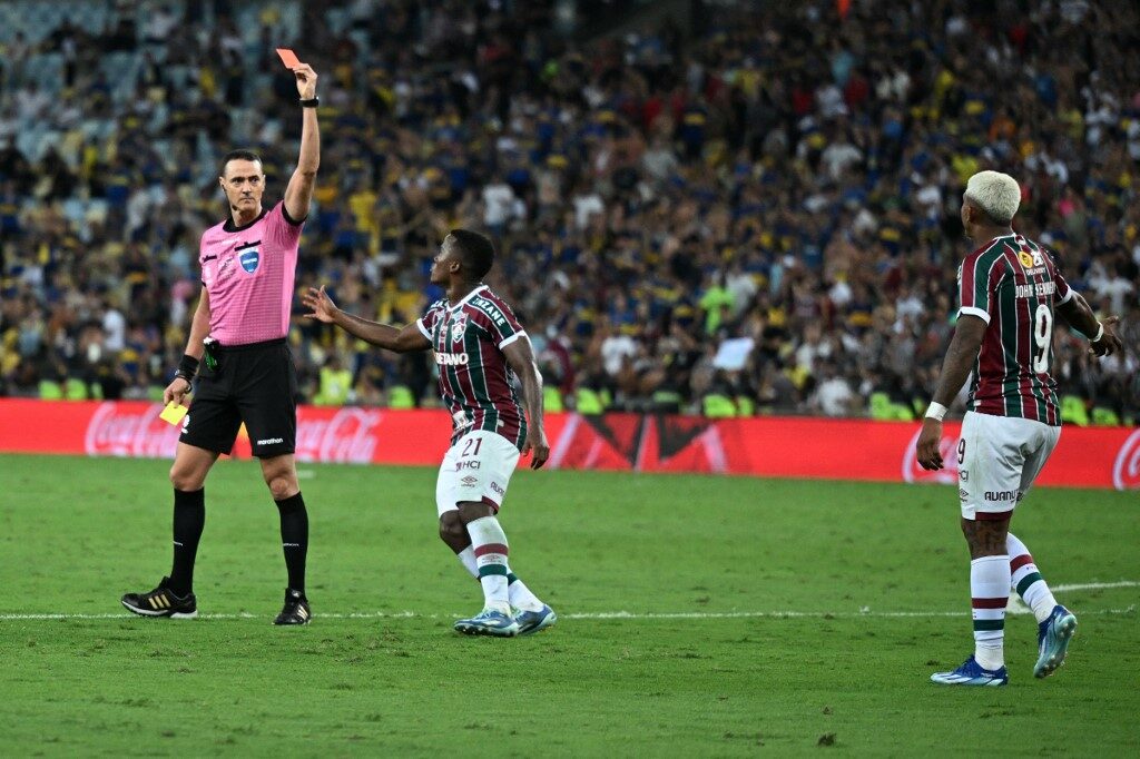 Jhon Arias protestándole a Wilmar Roldán en la final de Fluminense vs. Boca Juniors.
