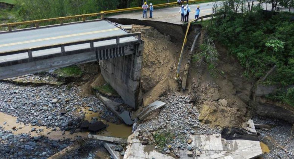 La vía de Santa Fe de Antioquia-Bombolo estará cerrada por lo menos un mes y medio aseguró el gobernador Aníbal Gaviria. Estarán habilitadas vías alternas.