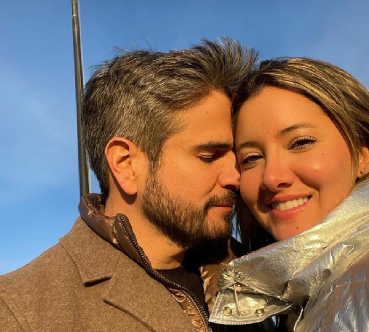 El presentador Daniel Arenas comparte tierno momento con su novia, Daniella Álvarez.