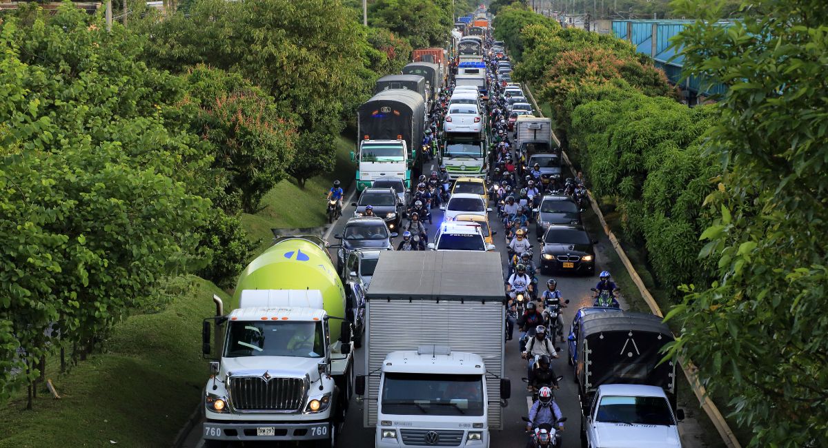 Precio del diésel en Colombia subirá en 2024 y advierten la quiebra de 300.000 conductores de carga que tendrían que frenar sus labores.