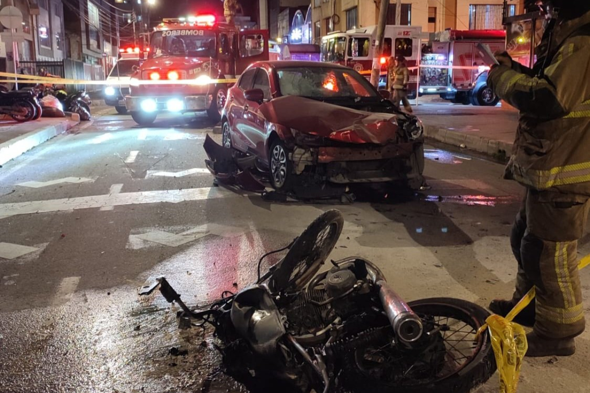 Grave accidente de tránsito en Bogotá. Un choque entre carro y motocicleta terminó en un incendio y una calle tuvo que ser cerrada. 