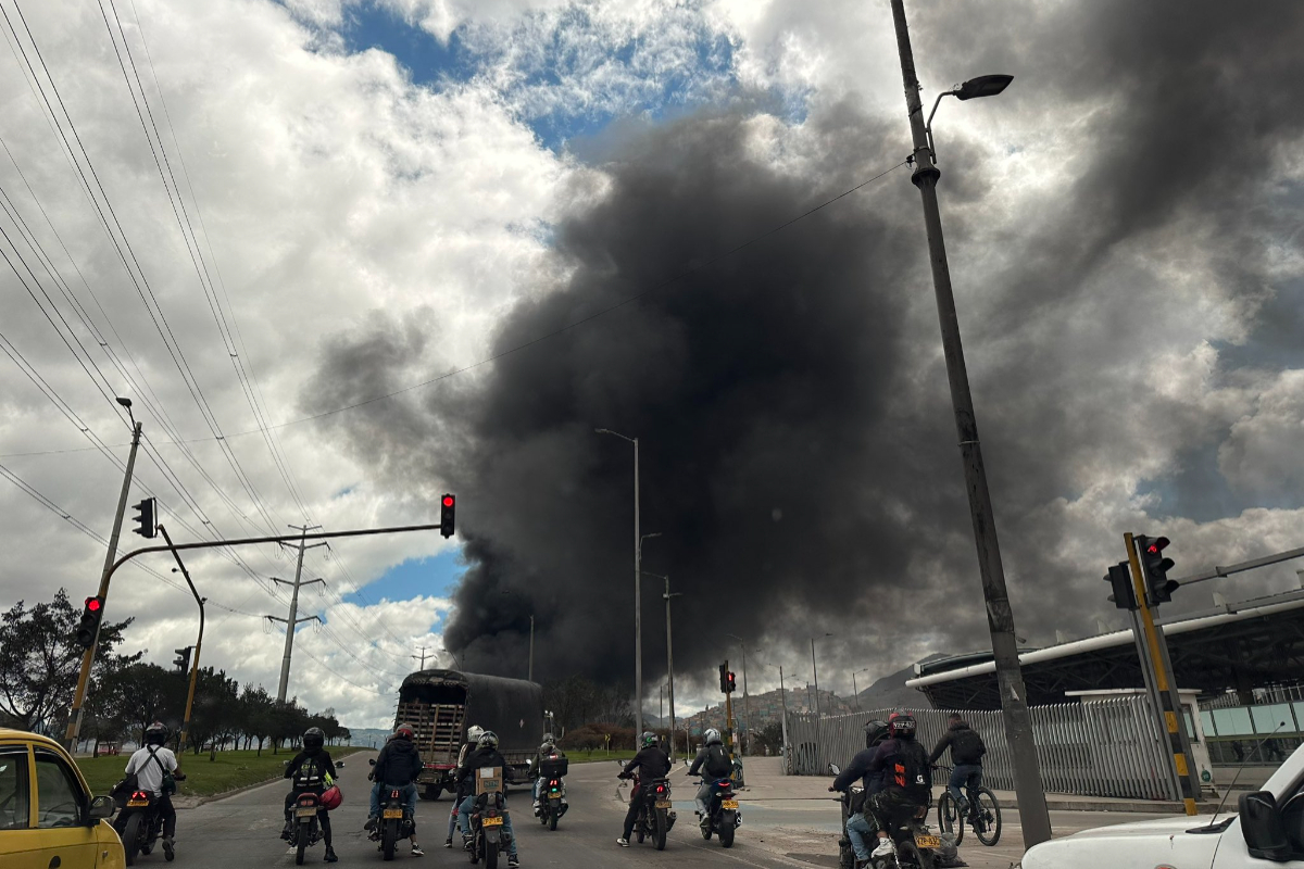 Grave incendio en Bogotá en el hospital de Meissen, donde se registra una columna de humo de gran altura. Se desconocen las causas de la conflagración. 