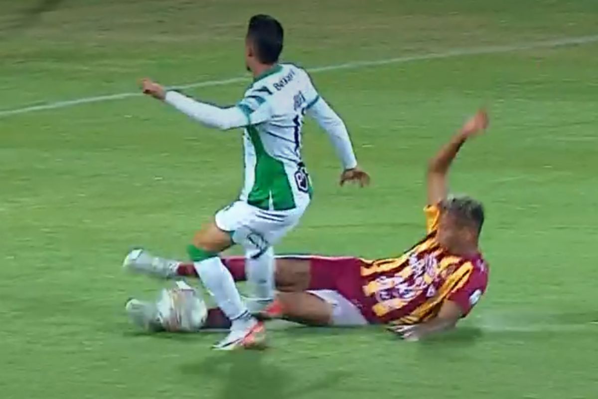 Expulsión de Jader Gentil, de Atlético Nacional, en partido contra Deportes Tolima, fue objetivo de crítica por parte del 'Verde' al VAR.
